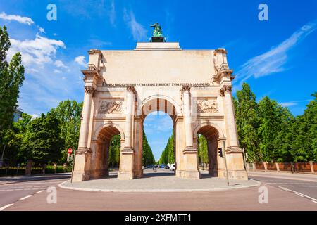 Munich, Allemagne - 06 juillet 2021 : le Siegestor ou porte de la victoire de Munich est un arc commémoratif, couronné d'une statue de Bavière avec un quadriga lion Banque D'Images