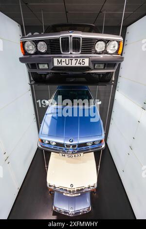 Munich, Allemagne - 08 juillet 2021: Rangée de voitures BMW classiques à modernes exposées dans le musée BMW, un musée de l'automobile de l'histoire de BMW situé près de TH Banque D'Images