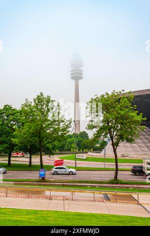 Munich, Allemagne - 08 juillet 2021 : Tour olympique ou Olympiaturm et exposition BMW Welt à Munich, Allemagne Banque D'Images