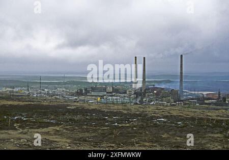 Norilsk, une grande ville industrielle au-dessus du cercle polaire arctique, produit du nickel, du palladium, du cuivre, du cobalt, etc. Et est la plus grande source stationnaire de pollution atmosphérique en Russie. Gaz, y compris le dioxyde de soufre, les oxydes d'azote, le fenol et le chlore polluant une grande zone autour de la ville, Russie, 2001. Banque D'Images