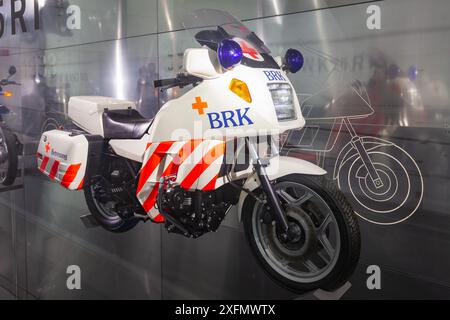 Munich, Allemagne - 08 juillet 2021 : moto vintage BMW K75RT ou K75 RT avec Croix-Rouge bavaroise ou marquage BRK au musée BMW. C'est le musée de la voiture de BMW h. Banque D'Images