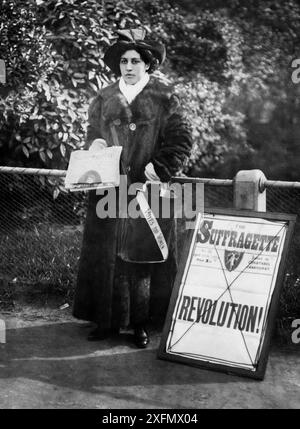 Sophia Duleep Singh. Photographie d'archive de l'éminente suffragette, la princesse Sophia Alexandrovna Duleep Singh (1876-1948), vendant le journal suffragette devant le palais de Hampton court, 1913 Banque D'Images