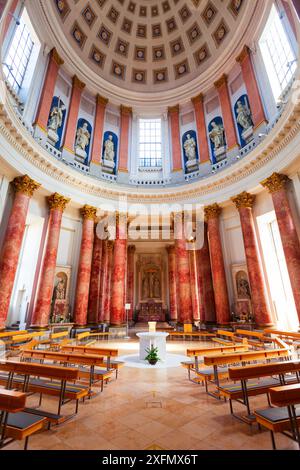 Nuremberg, Allemagne - 10 juillet 2021 : intérieur de l'église Sainte-Élisabeth, une église catholique romaine dans la vieille ville de Nuremberg. Nuremberg est la deuxième plus grande ville Banque D'Images