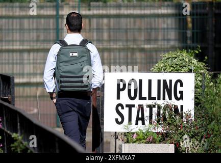 Londres, Royaume-Uni. 4 juillet 2024. Un électeur quitte un bureau de vote après avoir voté à Londres, en Grande-Bretagne, le 4 juillet 2024. Des millions de personnes en Grande-Bretagne ont commencé à voter aux élections législatives jeudi, alors qu'environ 40 000 bureaux de vote à travers le pays ont ouvert à 7 heures, heure locale (0600 GMT). Crédit : Li Ying/Xinhua/Alamy Live News Banque D'Images