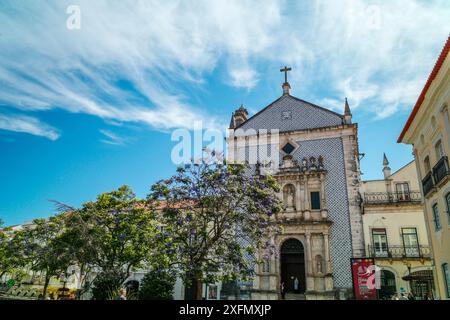 La majestueuse cathédrale d'Aveiro, également connue sous le nom de Sé de Aveiro, est un phare de foi et de beauté architecturale, mêlant les styles baroque et maniériste pour créer un monument magnifique au cœur d'Aveiro. Banque D'Images