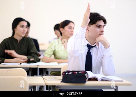 Douchanbé, Tadjikistan. 12 juin 2024. Les étudiants suivent un cours à l'Institut Confucius de l'Université nationale tadjike de Douchanbé, Tadjikistan, le 12 juin 2024. POUR ALLER AVEC 'Feature : apprendre le chinois aide les jeunes tadjiks à réaliser leurs rêves' crédit : Zheng Kaijun/Xinhua/Alamy Live News Banque D'Images