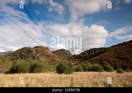 Lignes électriques et pylônes transportant l'électricité au-dessus du paysage montagneux à partir de la centrale hydroélectrique de Maentwrog, pays de Galles, Royaume-Uni, octobre 2016. Banque D'Images