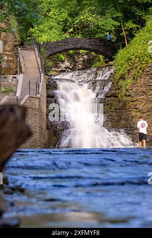 Photo verticale d'une cascade avec un sentier / escalier en béton, Cascadilla gorge Trail, à Ithaca, NY, États-Unis. Banque D'Images