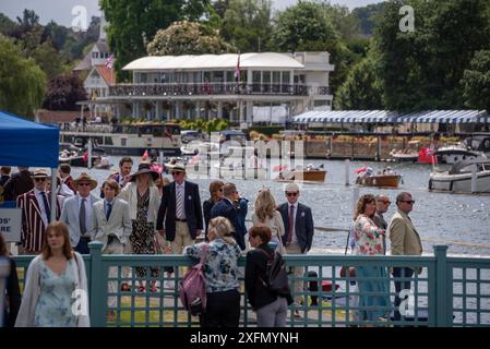 Henley Royal Regatta, Henley-on-Thames, Oxfordshire, Royaume-Uni, 4 juillet 2024. Vue générale de la Regatta Enclosure vers la Stewards' Enclosure et le long de la Tamise, avec Phyllis court Club sur la rive opposée et les spectateurs amarrés au milieu de la rivière pour une meilleure vue sur le parcours. Crédit : Martin Anderson/Alamy Live News Banque D'Images