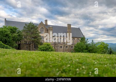 Ithaca, New York, États-Unis - 30 juin 2024 : photo de jour du Willard Straight Hall, bâtiment du syndicat étudiant sur le campus d'Ithaca, NY, États-Unis de l'Université Cornell. Banque D'Images