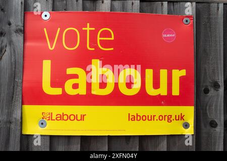 Slough, Berkshire, Royaume-Uni. 4 juillet 2024. Vote Labour signe devant une propriété à Slough, Berkshire aujourd'hui le jour des élections générales. On prévoit que les travaillistes occuperont leur siège après le vote d'aujourd'hui. Crédit : Maureen McLean/Alamy Live News Banque D'Images