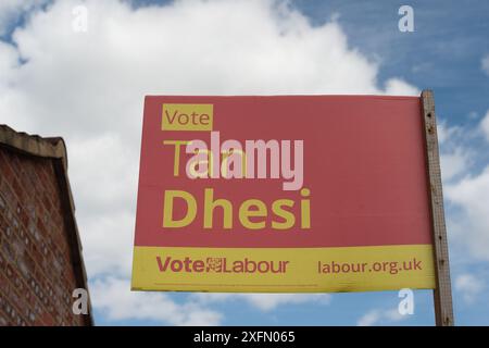 Slough, Berkshire, Royaume-Uni. 4 juillet 2024. Vote Labour signe devant une propriété à Slough, Berkshire aujourd'hui le jour des élections générales. On prévoit que les travaillistes occuperont leur siège après le vote d'aujourd'hui. Crédit : Maureen McLean/Alamy Live News Banque D'Images