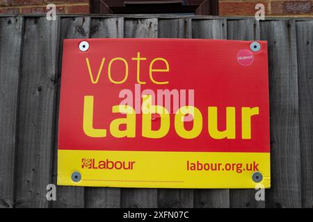 Slough, Berkshire, Royaume-Uni. 4 juillet 2024. Vote Labour signe devant une propriété à Slough, Berkshire aujourd'hui le jour des élections générales. On prévoit que les travaillistes occuperont leur siège après le vote d'aujourd'hui. Crédit : Maureen McLean/Alamy Live News Banque D'Images