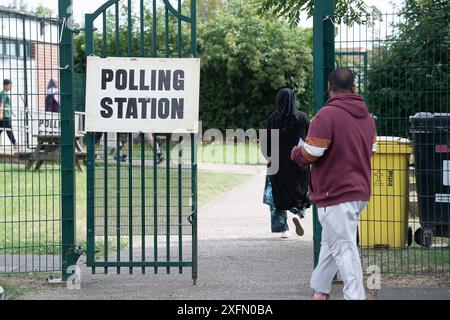 Slough, Berkshire, Royaume-Uni. 4 juillet 2024. Électeurs à un bureau de scrutin à Manor Park, Slough, Berkshire aujourd'hui le jour des élections générales. Les travaillistes devraient occuper leur siège à Slough après le vote d'aujourd'hui. Crédit : Maureen McLean/Alamy Live News Banque D'Images