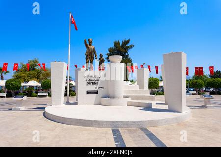 Fethiye, Turquie - 15 juillet 2022 : monument Kemal Ataturk sur la place principale de Fethiye. Fethiye est une ville dans Mugla Province, Turquie. Banque D'Images