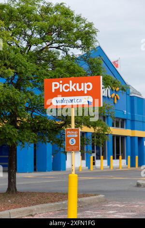 Kanata, Canada - 2 juin 2024 : panneau de ramassage Walmart. Place de stationnement pour les commandes d'épicerie en ligne au supermarché en Ontario Banque D'Images