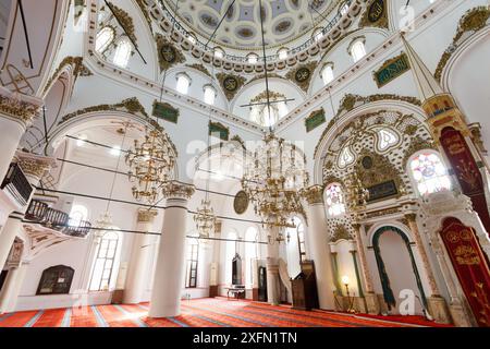 Izmir, Turquie - 06 août 2022 : intérieur de la mosquée Hisar. La mosquée Hisar ou Hisar Camii est une mosquée historique dans la ville d'Izmir en Turquie. Banque D'Images