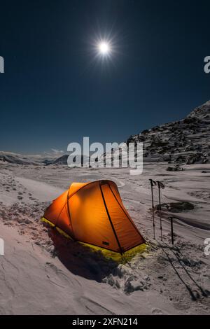 Camping d'hiver dans les montagnes avec lever de lune au-dessus, près de Ben Cruachan et Stob Diamh, Southern Highlands, Écosse, Royaume-Uni, février 2017. Banque D'Images