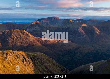 Ben Nevis et l'anneau de Steall dans les Mamores au lever du soleil de Sgorr nam Fiannaidh, Lochaber, Écosse, Royaume-Uni, octobre 2016. Banque D'Images