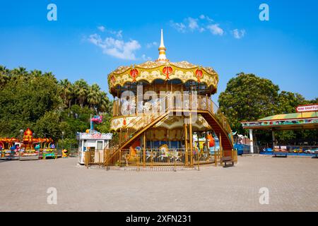 Izmir, Turquie - 06 août 2022 : Lunapark est un parc d'attractions à Kulturpark dans le centre de la ville d'Izmir en Turquie Banque D'Images