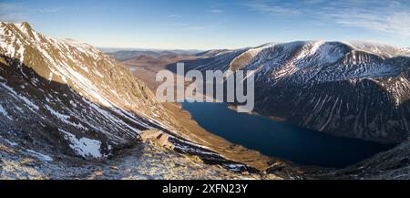 Vue aérienne du Loch Eanaich avec Braeriach à l'est, parc national de Cairngorms, Écosse, Royaume-Uni, décembre 2016. Banque D'Images