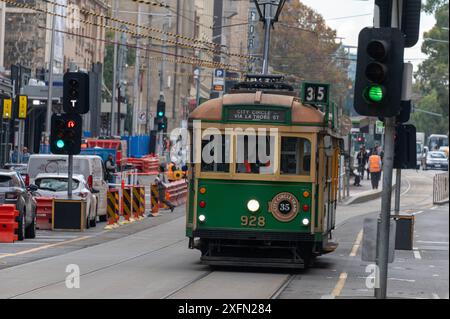 Le tram vert et jaune no 35 gratuit approche de l'arrêt de tramway à la station de Flinders Street à Melbourne, Victoria, Australie. Le n° Banque D'Images