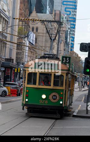 Le tram vert et jaune no 35 gratuit approche de l'arrêt de tramway à la station de Flinders Street à Melbourne, Victoria, Australie. Le n° Banque D'Images