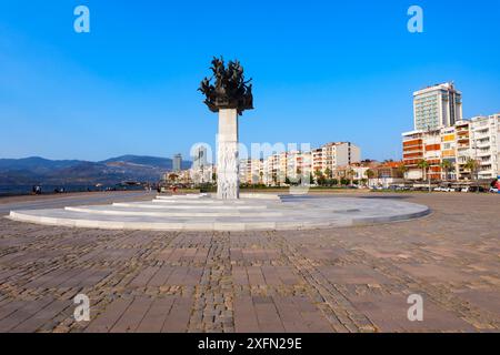 Izmir, Turquie - 06 août 2022 : Monument de l'arbre de la République sur la place Gundogdu à Izmir. Il est situé entre les districts d'Alsancak et Konak au Kord Banque D'Images