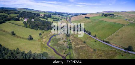 Vue aérienne de la campagne où le remaillement de l'eau d'Eddleston a eu lieu pour ralentir le débit d'eau et réduire les inondations. Une partie du projet Eddleston Water mené par Tweed Forum, Cringletie, Peebles, Tweedale, Écosse, Royaume-Uni, août 2016 Banque D'Images