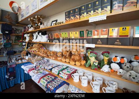 « Scottish merchandising » dans la boutique de cadeaux Highland, Sutherland, Écosse, Royaume-Uni Banque D'Images