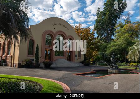 Un conservatoire dans Fitzroy Gardens, Melbourne dans le Victoria, Australie. L'architecture est un bâtiment de style Mission espagnole du renouveau colonial espagnol. Banque D'Images