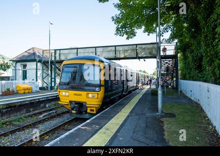 Passagers au départ d'un train GRW à la gare de Dorchester West (24 juin) Banque D'Images