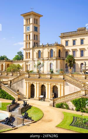 Île de Wight Osborne House Île de Wight East Cowes Île de Wight Angleterre GB Europe - terrasse arrière et jardin de la résidence d'été Queen Victorias Banque D'Images