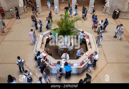 Le Metropolitan Museum of Art est une attraction touristique populaire sur Museum Mile, New York City, USA 2024 Banque D'Images