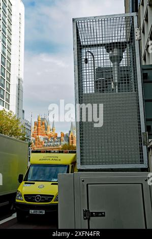 Pollution Monitor Euston Road avec Ambulance approchant et équipé Pancras est un arrière-plan. Euston Road est la 11e route la plus polluée du Royaume-Uni. Londres, Royaume-Uni, novembre 2014. Banque D'Images