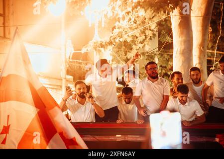 Tbilissi, Géorgie - 2 juillet 2024 : les joueurs de l'équipe nationale géorgienne de football dans un bus à toit ouvert à leur arrivée à la maison, célébrations de bienvenue dans la capitale Tbili Banque D'Images