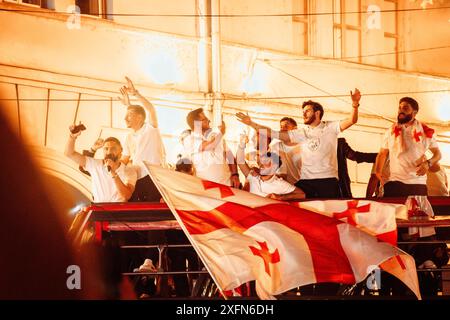 Tbilissi, Géorgie - 2 juillet 2024 : les joueurs de l'équipe nationale de football géorgienne dans un bus à toit ouvert saluent à leur arrivée à la maison les célébrations de bienvenue à Capita Banque D'Images