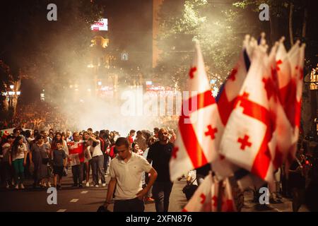 Tbilissi, Géorgie - 2 juillet 2024 : les supporters de football marchent dans rustaveli avenue L'équipe nationale de football géorgienne arrivée à la maison célébrations de bienvenue dans c Banque D'Images