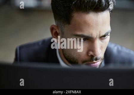 Stress, homme d'affaires et commerce avec ordinateur, bureau et travail en compagnie avec crise financière. Trader, en ligne et crash du marché boursier, sérieux Banque D'Images