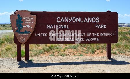 Moab, UT, États-Unis - 11 juin 2024 ; le parc national de Canyonlands signe au soleil avec ombre dans l'Utah Banque D'Images