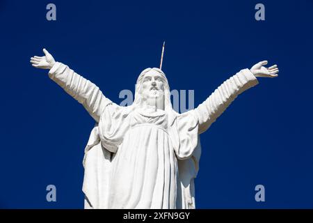 Jerico, Colombie - 16 janvier 2024 : Statue du Christ Rédempteur dans la belle ville patrimoniale de Jerico dans le département d'Antioquia. Banque D'Images