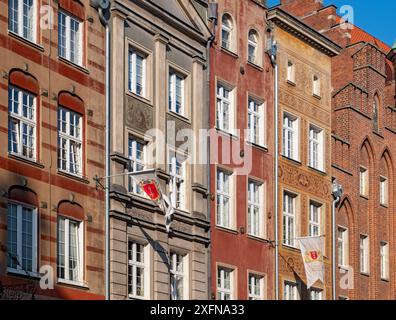 Gros plan des façades de maisons de ville sur la rue Dluga, Gdansk, Gdańsk, Pologne Banque D'Images