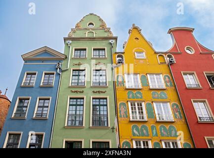 Gros plan de façades colorées de maisons de ville sur la rue Dluga, Gdansk, Gdańsk, Pologne Banque D'Images