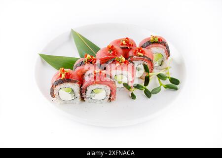 Rouleau de sushi au thon tataki pour le menu du bar à sushis Banque D'Images