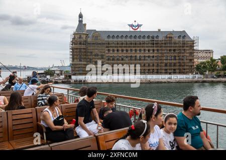 4 juillet 2024 : Istanbul, Turkiye, 4 juillet 2024 : alors que la restauration de la structure historique emblématique d'Istanbul, la gare de Haydarpasa, approche de sa fin, les couvertures de protection à l'extérieur ont été retirées. La station, qui a été ouverte il y a 116 ans sur ordre du sultan Abdulhamid II, a été gravement endommagée par un incendie le 28 novembre 2010. Après la restauration, la gare de Haydarpasa devrait être ouverte en 2024 dans le cadre du projet Arkeopark. (Crédit image : © Tolga Ildun/ZUMA Press Wire) USAGE ÉDITORIAL SEULEMENT! Non destiné à UN USAGE commercial ! Banque D'Images