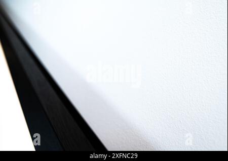 Lignes de lumière et d'ombres sur le mur blanc et bleu. Ligne LED, les rayons lumineux. Maquette, espace de copie pour le texte Banque D'Images