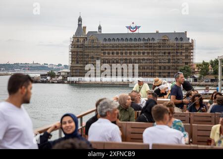 4 juillet 2024 : Istanbul, Turkiye, 4 juillet 2024 : alors que la restauration de la structure historique emblématique d'Istanbul, la gare de Haydarpasa, approche de sa fin, les couvertures de protection à l'extérieur ont été retirées. La station, qui a été ouverte il y a 116 ans sur ordre du sultan Abdulhamid II, a été gravement endommagée par un incendie le 28 novembre 2010. Après la restauration, la gare de Haydarpasa devrait être ouverte en 2024 dans le cadre du projet Arkeopark. (Crédit image : © Tolga Ildun/ZUMA Press Wire) USAGE ÉDITORIAL SEULEMENT! Non destiné à UN USAGE commercial ! Banque D'Images