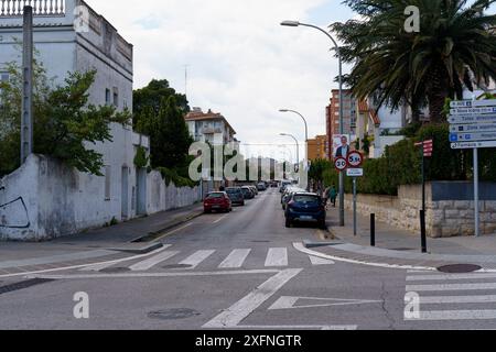 Figueres, Espagne - 14 mai 2023 : une vue dans une rue de Figueres, Espagne, montrant des voitures garées et un passage pour piétons. Banque D'Images