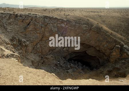 Gouffre 'grotte de gypse' pleine de cristaux de gypse, plaine de Kugitang, Turkménistan 1990 Banque D'Images