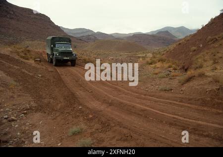 Vieux camion militaire conduisant le long de la chaîne de montagnes Kugitang, Turkménistan 1990. Petit repro seulement. Banque D'Images